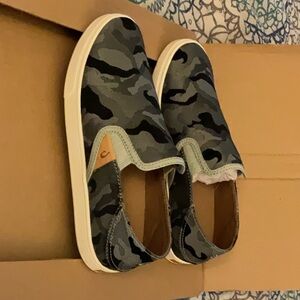 Women’s Olu Kai Pehuea Pa’i Upper Textile Rubber Sole. New without tags.